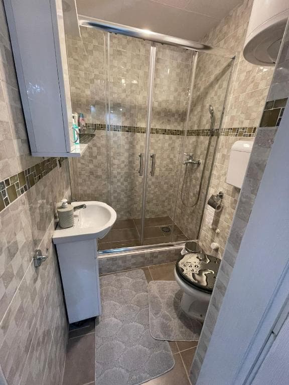 Modern bathroom in Apartment 2